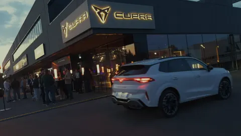 L’auto davanti al CUPRA Garage durante la serata
