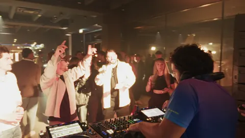 Il dj set dentro il concessionario