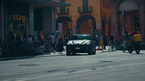 La Cupra davanti al negozio Stay, in centro a Bologna