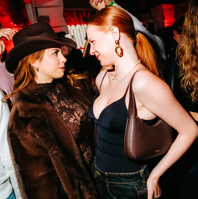 Due ragazze che ridono, una col cappello da cowboy