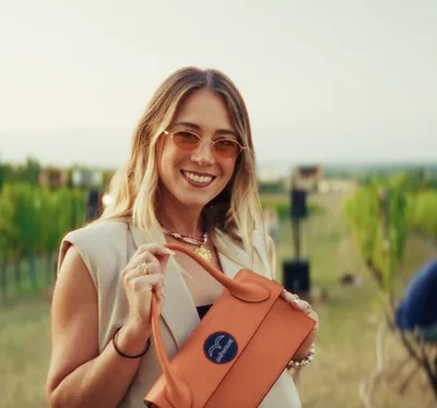 Ragazza sorridente tra le vigne alla Corte dell'Abadessa