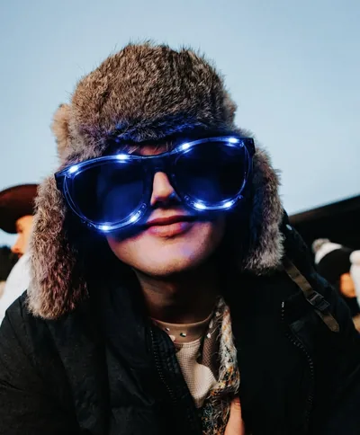 Ragazzo col colbacco e gli occhiali luminosi al SuperG