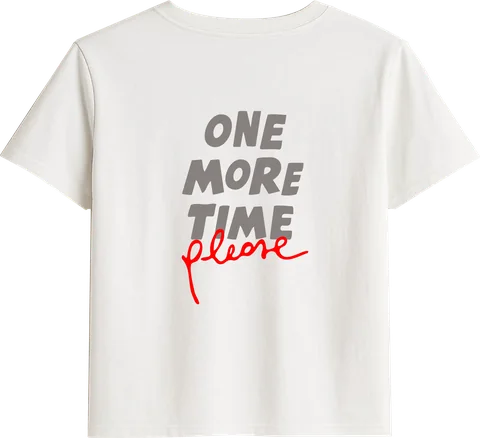 Maglietta bianca, retro: la scritta One more time, please sulla schiena